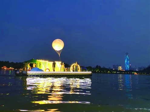 全新升级的《遇见明湖—寻忆济南府》画船演艺在大明湖景区亮相